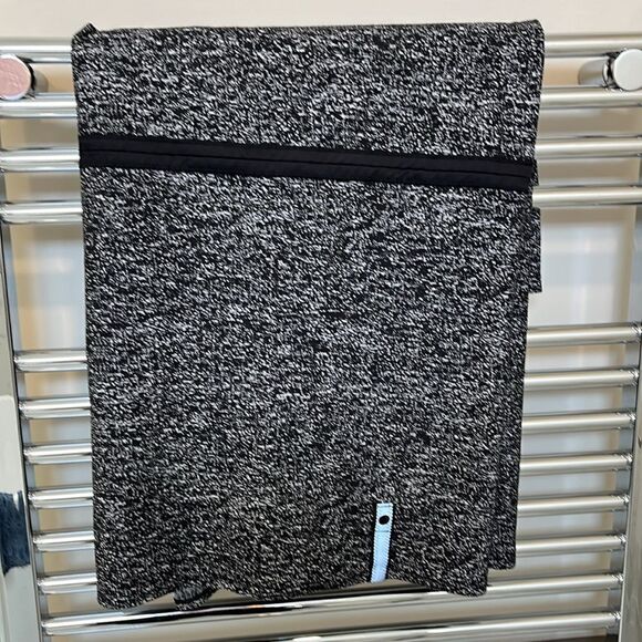 Lululemon Vinyasa Scarf Black Heathered Snap Wrap Size O/S - Picture 2 of 5